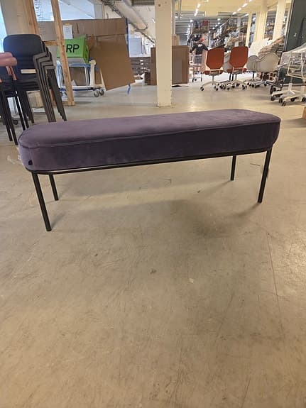 Sofacompany bänk i lila sammet