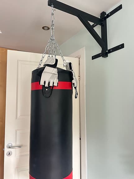 Boxsäck med väggfäste och kedjor