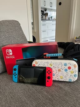 Nintendo Switch (Neon Blå/Röd) + Pokémon-fodral