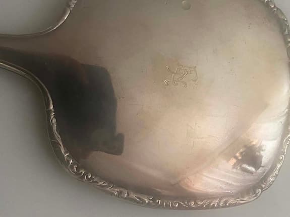 Hand spegel i metall med dekorativ kant, antik