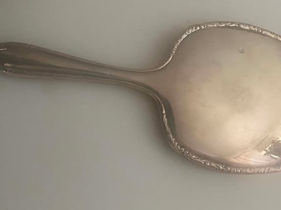 Hand spegel i metall med dekorativ kant, antik