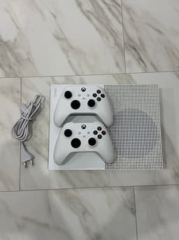 Xbox one S 1TB samt 2 st handkontroller