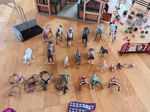 Schleich hästgård med stall, hästar och tillbehör