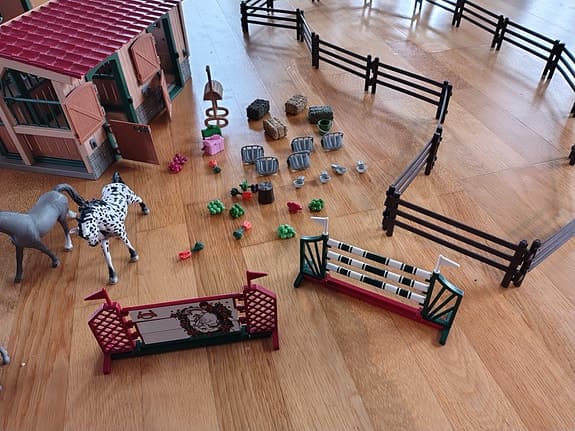 Schleich hästgård med stall, hästar och tillbehör