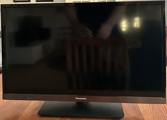 24" smart-TV,  nästan oanvänd. Nypriset är 3000 kr så det här är ett fynd.