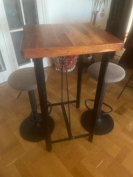 barbord med träskiva och metallben och två barstolar