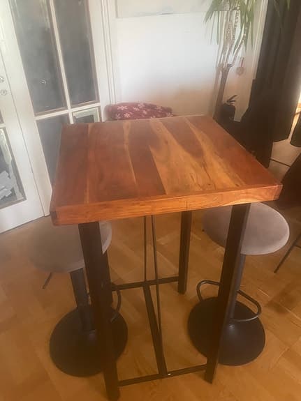 barbord med träskiva och metallben och två barstolar