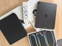 iPad Pro 13-inch (M4) WI-FI + Cellular, Magic Keyboard & pencil pro