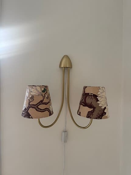 Tvåarmad vägglampa i mässing Svenskt Tenn