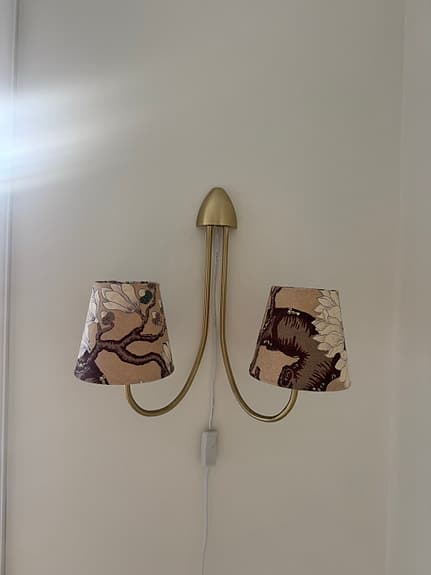 Tvåarmad vägglampa i mässing Svenskt Tenn