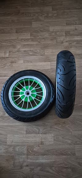 Moped/Scooterhjul 3.50-10 med däck gröna fälgar