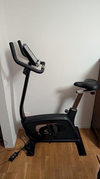 Motionscykel svart med display som måste lagas