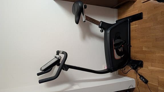 Motionscykel svart med display som måste lagas