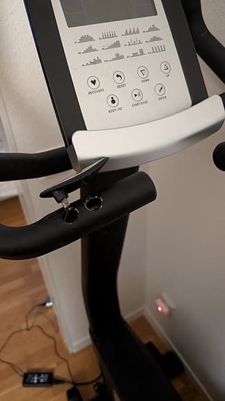 Motionscykel svart med display som måste lagas