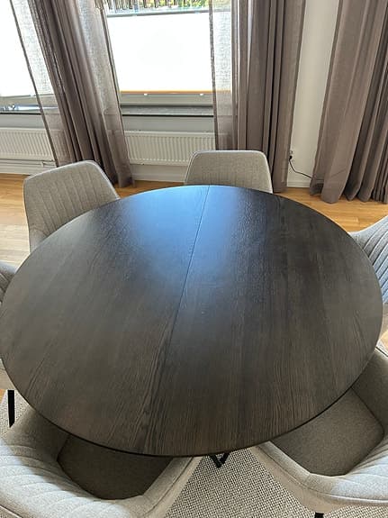 Matbord säljes med tilläggskiva !! Pris kan diskuteras vid snabb affär!!