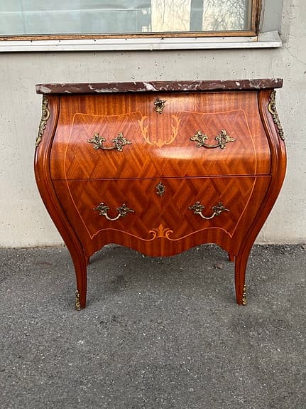 Vintage rokokobyrå i mahogny/marmorskiva 1950/1960-tal