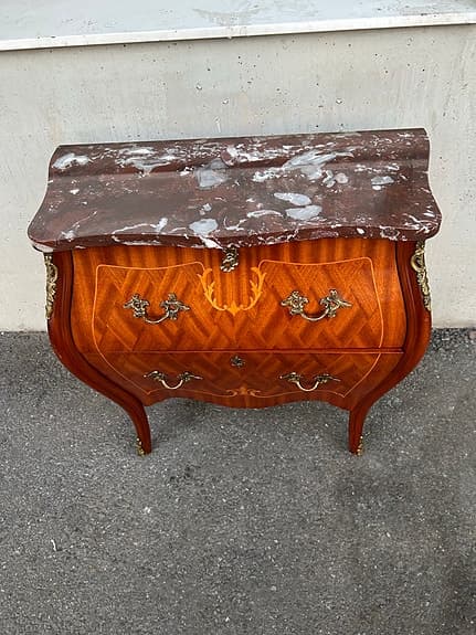Vintage rokokobyrå i mahogny/marmorskiva 1950/1960-tal
