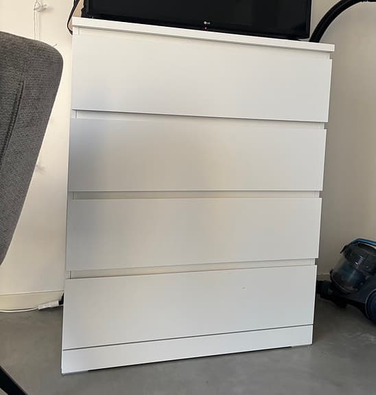 Vit byrå från IKEA!