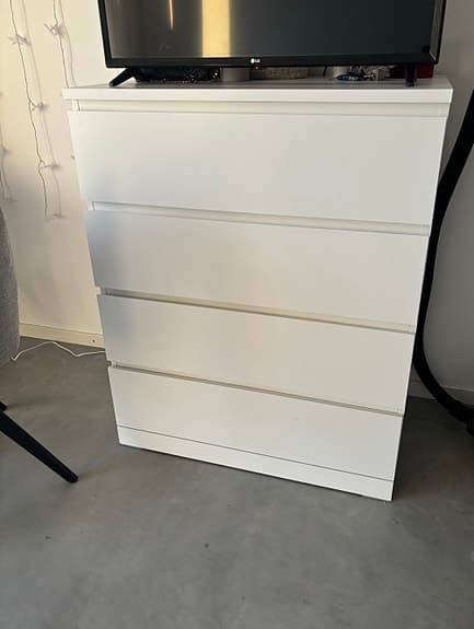 Vit byrå från IKEA!