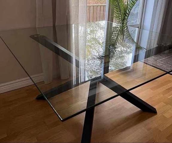 Matbord med glasskiva