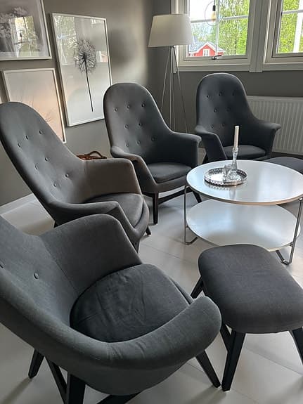 4 st IKEA fåtöljer med 2 fotpallar i mörkgrått tyg