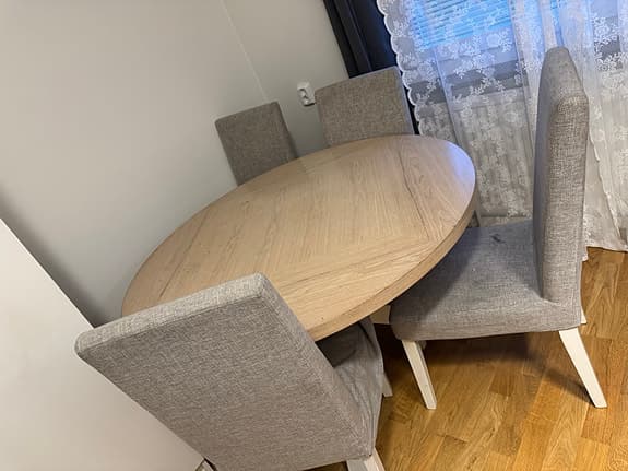 Matgrupp (bord + 4 stolar)