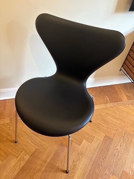 Arne Jacobsen för Fritz Hansen – Sjuan 3107 i svart helskinn, 2 st