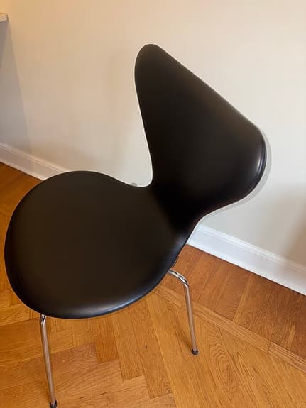 Arne Jacobsen för Fritz Hansen – Sjuan 3107 i svart helskinn, 2 st