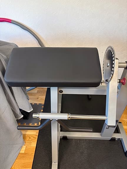 Body-Solid preacher curl bänk grå/svart