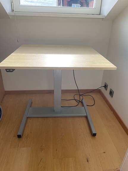 Höj- och sänkbart skrivbord i ljus träfaner