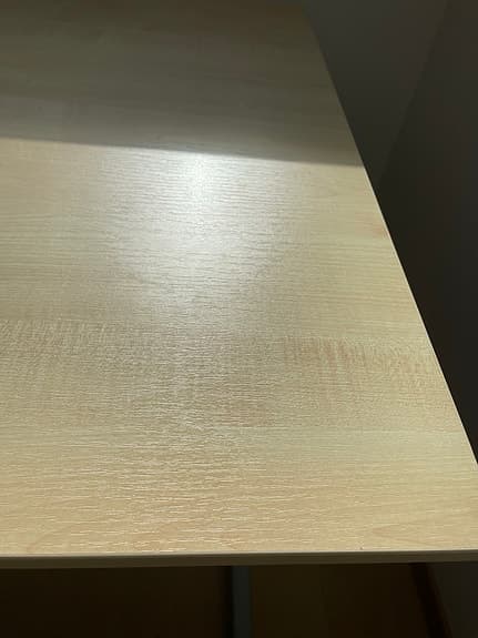Höj- och sänkbart skrivbord i ljus träfaner