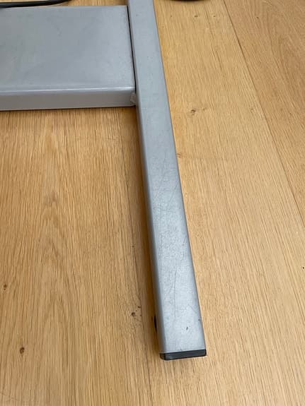 Höj- och sänkbart skrivbord i ljus träfaner