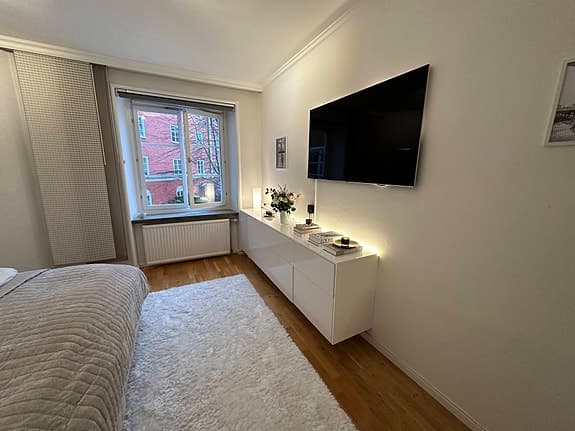 IKEA väggmonterade Byråer i Blank Vit Trä, med bänkskiva och luckor