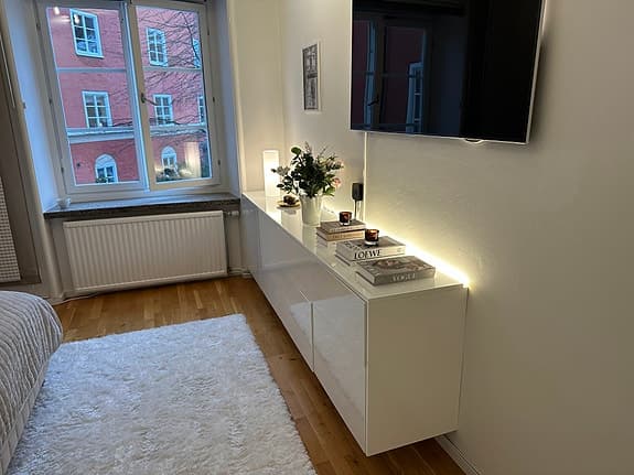 IKEA väggmonterade Byråer i Blank Vit Trä, med bänkskiva och luckor