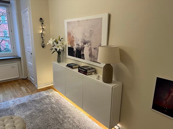 IKEA väggmonterade Byråer i Blank Vit Trä, med bänkskiva och luckor