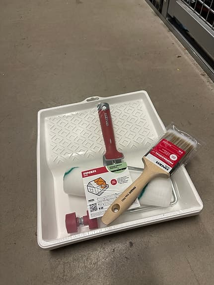 Anza målarset med roller, pensel och tråg