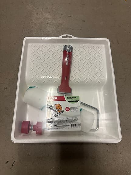 Anza målarset med roller, pensel och tråg