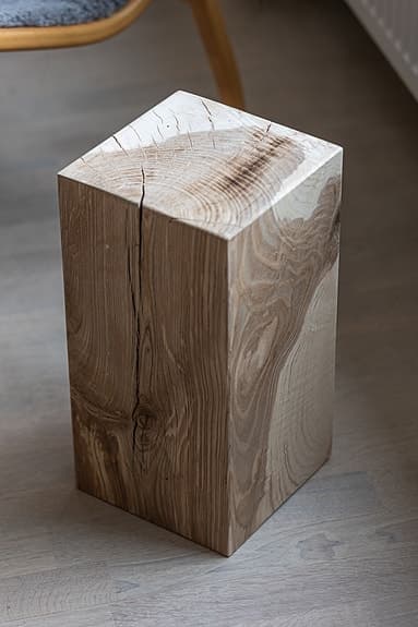 Massiv träpall / sidobord i naturträ