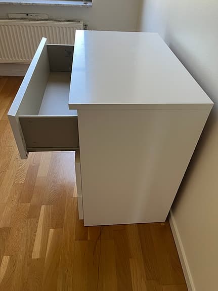 Vit byrå med 3 lådor