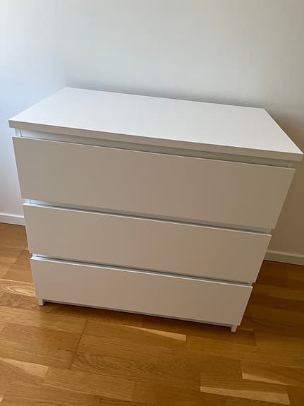 Vit byrå med 3 lådor