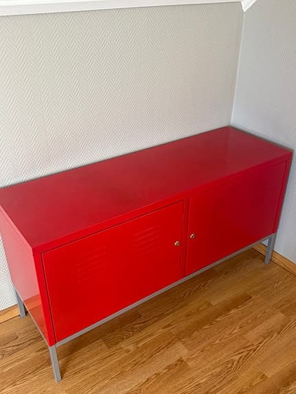 IKEA PS metallbänk / TV-bänk – röd / fint skick