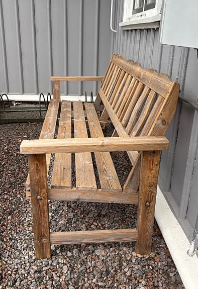 Träbänk utomhus med armstöd