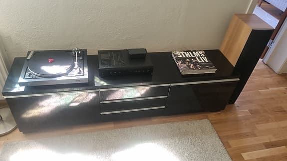 Modern Stereobänk , sideboard. blank svart