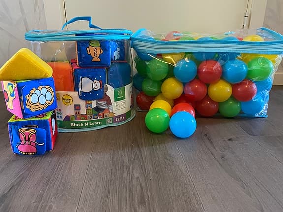Mjuka klossar och färgglada bollar!!!
