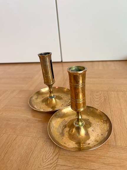 Två mässingsljusstaka