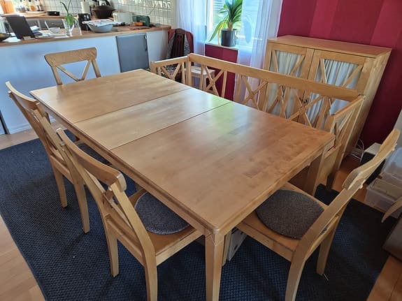 Matgrupp med kökssoffa och vitrinskåp