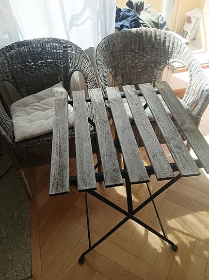 2 stolar och 1 bord utemöbel