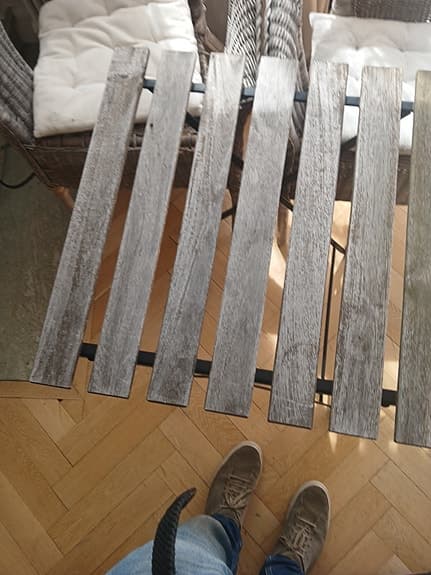 2 stolar och 1 bord utemöbel