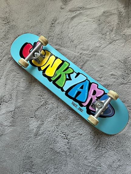 Junkyard skateboard blå med färggrafik