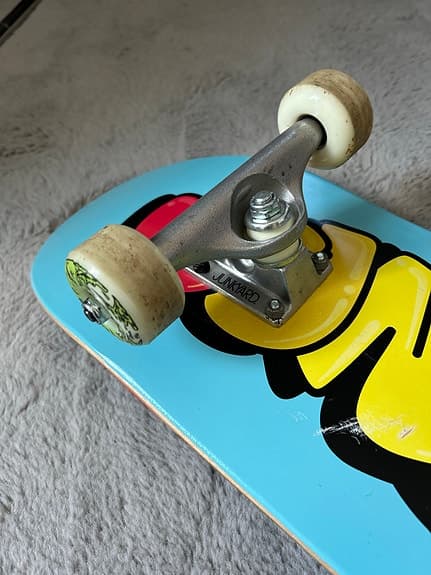 Junkyard skateboard blå med färggrafik